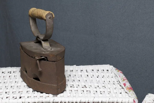 Eski demir, kömürü tarafından ısıtılır. Bir hasır sepetleri bulunan.