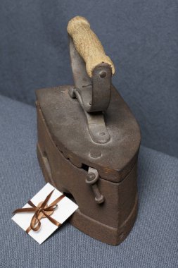 Eski demir, kömürü tarafından ısıtılır. Yakınlarda bir tebrik kartı olduğunu.