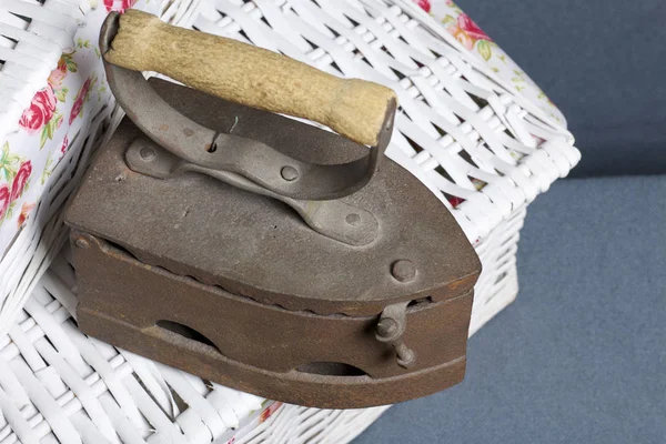 Eski demir, kömürü tarafından ısıtılır. Bir hasır sepetleri bulunan.