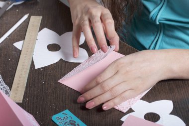 Kağıt, karton ve teyp tebrik kartları yapmak. Kadın esnaf iş başında.