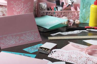 Kağıt, karton ve teyp tebrik kartları yapmak.