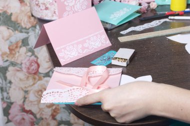 Kağıt, karton ve teyp tebrik kartları yapmak. Kadın esnaf iş başında.