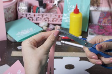 Kağıt, karton ve teyp tebrik kartları yapmak. Kadın esnaf bant ile çalışma.