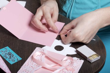 Kağıt, karton ve teyp tebrik kartları yapmak. Kadın esnaf iş başında.