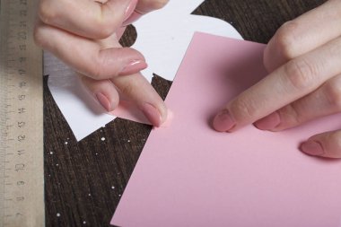 Kağıt, karton ve teyp tebrik kartları yapmak. Kadın esnaf iş başında.