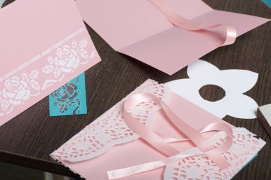 Kağıt, karton ve teyp tebrik kartları yapmak.