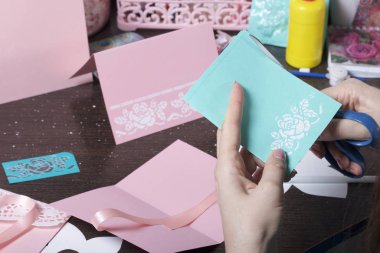 Kağıt, karton ve teyp tebrik kartları yapmak. Kadın esnaf bant ile çalışma.