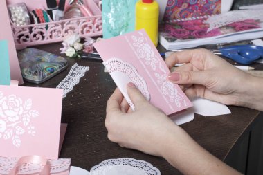 Kağıt, karton ve teyp tebrik kartları yapmak. Kadın esnaf iş başında.