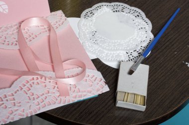 Kağıt, karton ve teyp tebrik kartları yapmak.