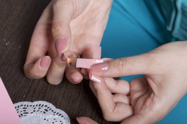 Kağıt, karton ve teyp tebrik kartları yapmak. Kadın esnaf bant ile çalışma.