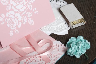 Kağıt, karton ve teyp tebrik kartları yapmak.