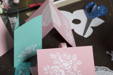 Kağıt, karton ve teyp tebrik kartları yapmak.