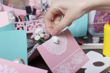 Kağıt, karton ve teyp tebrik kartları yapmak. Kadın esnaf iş başında.