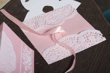 Kağıt, karton ve teyp tebrik kartları yapmak.