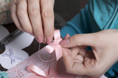 Kağıt, karton ve teyp tebrik kartları yapmak. Kadın esnaf bant ile çalışma.