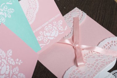 Kağıt, karton ve teyp tebrik kartları yapmak.