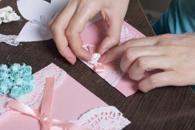 Kağıt, karton ve teyp tebrik kartları yapmak. Kadın esnaf bant ile çalışma.