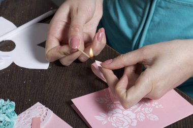 Kağıt, karton ve teyp tebrik kartları yapmak. Kadın esnaf bant ile çalışma.