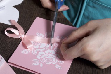 Kağıt, karton ve teyp tebrik kartları yapmak. Kadın esnaf bant ile çalışma.