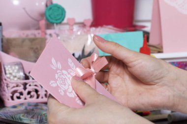 Kağıt, karton ve teyp tebrik kartları yapmak. Kadın esnaf iş başında.