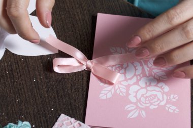 Kağıt, karton ve teyp tebrik kartları yapmak. Kadın esnaf iş başında.