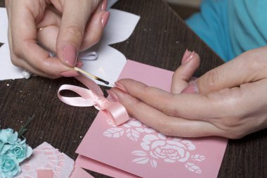 Kağıt, karton ve teyp tebrik kartları yapmak. Kadın esnaf bant ile çalışma.