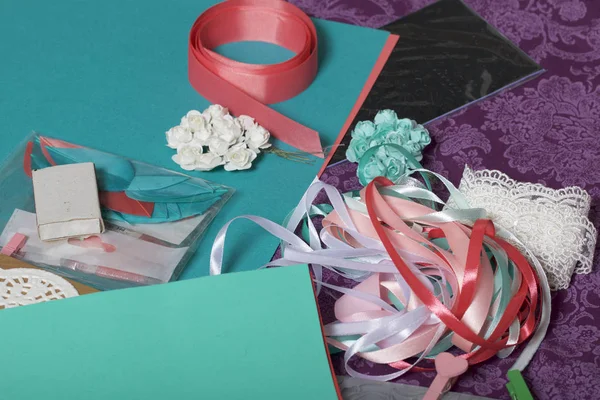 Kağıt, karton ve teyp tebrik kartları yapmak.