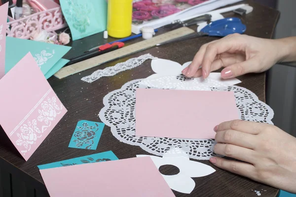 Grußkarten Aus Papier Pappe Und Klebeband Handwerkerin Bei Der Arbeit — Stockfoto