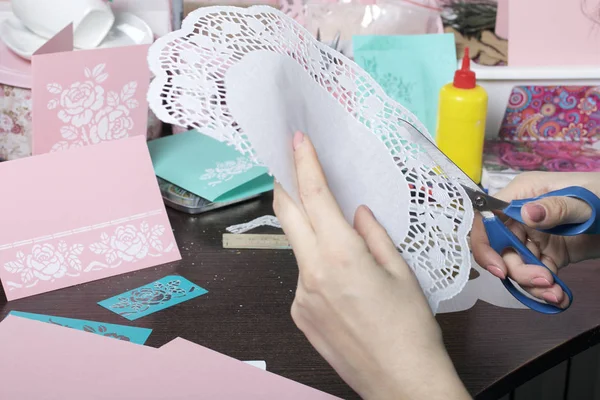 段ボールとテープからのグリーティング カードを作る 女性はさみ紙 — ストック写真