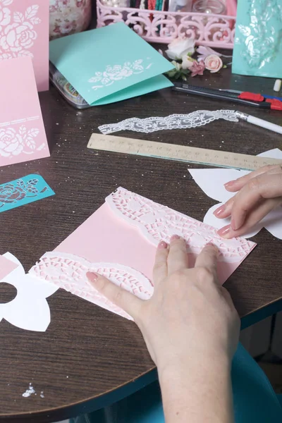 Hacer Tarjetas Felicitación Con Papel Cartón Cinta Adhesiva Mujer Artesana — Foto de Stock