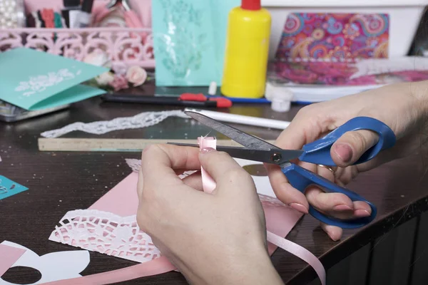 Fazendo Cartões Saudação Papel Papelão Fita Artesanato Feminino Trabalhando Com — Fotografia de Stock