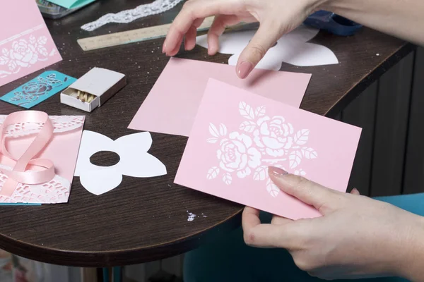 Hacer Tarjetas Felicitación Con Papel Cartón Cinta Adhesiva Mujer Artesana — Foto de Stock