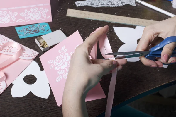 Hacer Tarjetas Felicitación Con Papel Cartón Cinta Adhesiva Artesana Trabajando — Foto de Stock