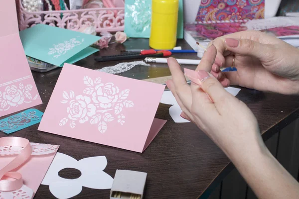 Hacer Tarjetas Felicitación Con Papel Cartón Cinta Adhesiva Artesana Trabajando — Foto de Stock