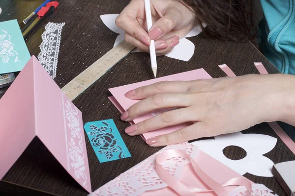 Hacer Tarjetas Felicitación Con Papel Cartón Cinta Adhesiva Mujer Artesana — Foto de Stock