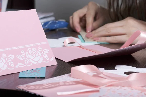 Hacer Tarjetas Felicitación Con Papel Cartón Cinta Adhesiva Mujer Artesana — Foto de Stock