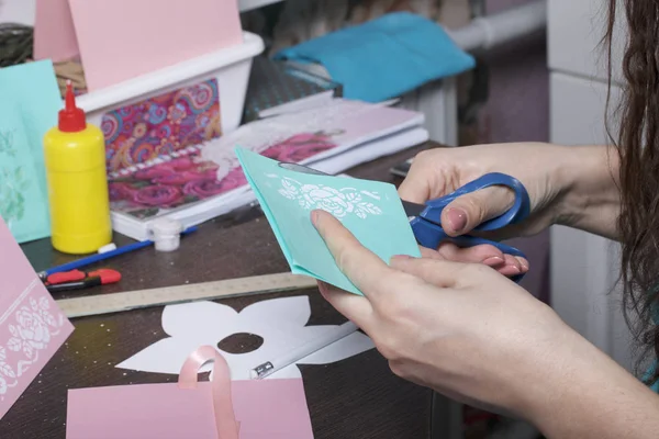 Hacer Tarjetas Felicitación Con Papel Cartón Cinta Adhesiva Artesana Trabajando — Foto de Stock