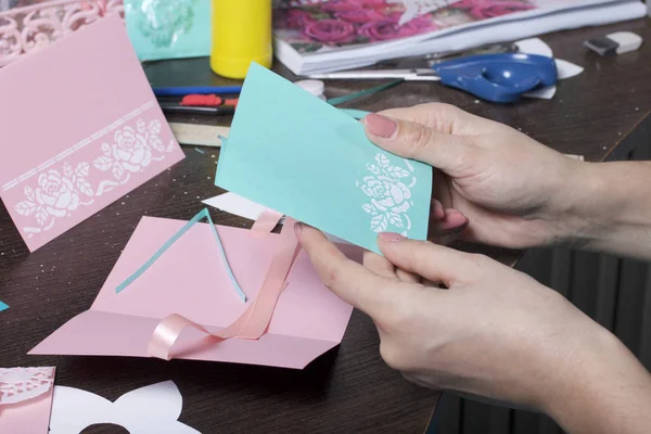 Hacer Tarjetas Felicitación Con Papel Cartón Cinta Adhesiva Mujer Artesana — Foto de Stock