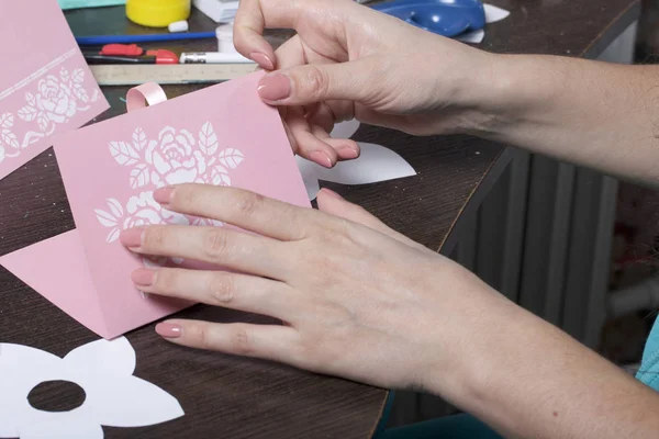 Hacer Tarjetas Felicitación Con Papel Cartón Cinta Adhesiva Mujer Artesana — Foto de Stock