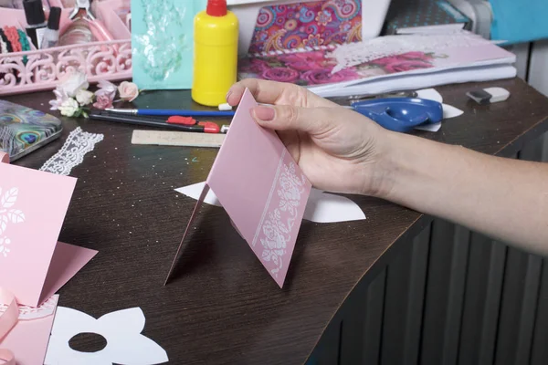 Grußkarten Aus Papier Pappe Und Klebeband Handwerkerin Bei Der Arbeit — Stockfoto