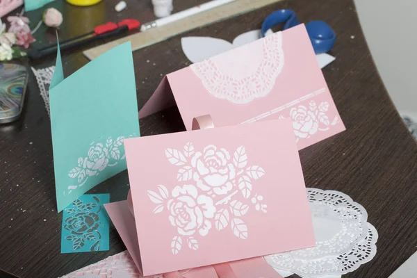 Kağıt, karton ve teyp tebrik kartları yapmak.