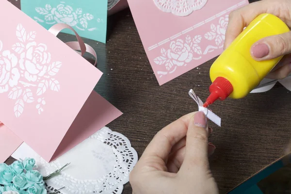 Hacer Tarjetas Felicitación Con Papel Cartón Cinta Adhesiva Mujer Artesana — Foto de Stock