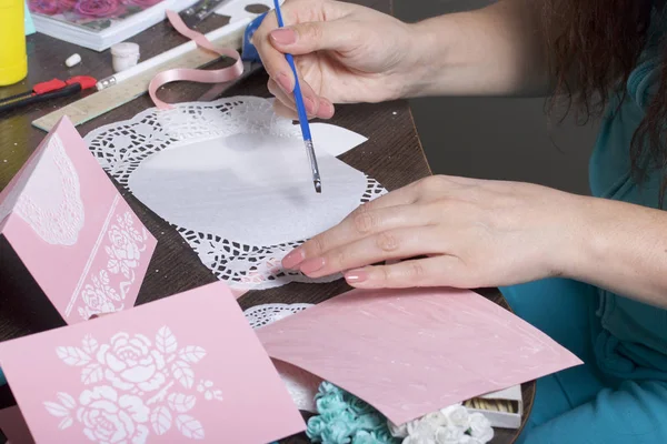 Hacer Tarjetas Felicitación Con Papel Cartón Cinta Adhesiva Mujer Artesana — Foto de Stock