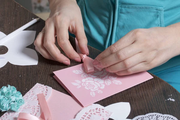 Hacer Tarjetas Felicitación Con Papel Cartón Cinta Adhesiva Mujer Artesana — Foto de Stock