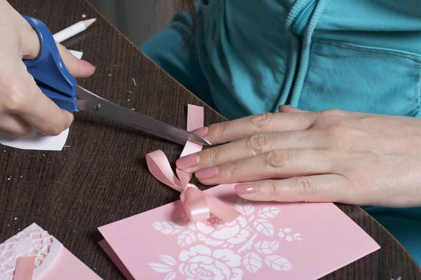 Hacer Tarjetas Felicitación Con Papel Cartón Cinta Adhesiva Artesana Trabajando — Foto de Stock