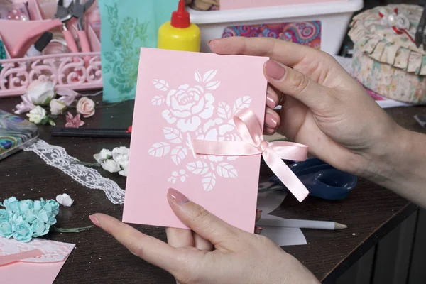 Hacer Tarjetas Felicitación Con Papel Cartón Cinta Adhesiva Mujer Artesana — Foto de Stock