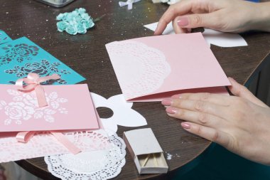 Kağıt, karton ve teyp tebrik kartları yapmak. Kadın esnaf iş başında.