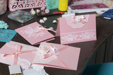 Kağıt, karton ve teyp tebrik kartları yapmak.