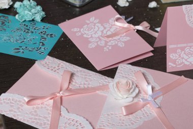 Kağıt, karton ve teyp tebrik kartları yapmak.