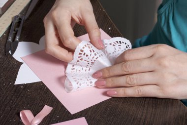 Kağıt, karton ve teyp tebrik kartları yapmak. Kadın esnaf iş başında.